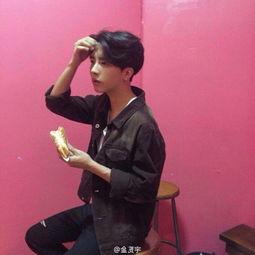 网红帅哥吃瓜图片头像真人,网红帅哥化身神秘吃瓜客，真人生动还原网络头像