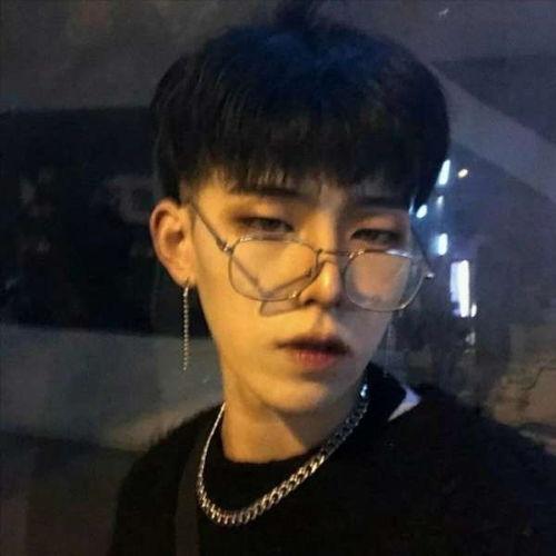 吃瓜网红头像照片男的,揭秘吃瓜网红男头像背后的魅力